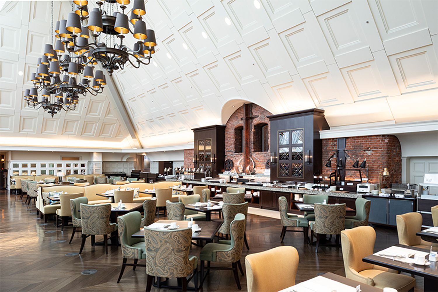 天井高9メートルの屋根裏空間を生かした「アトリウム」。併設のライブラリースペースでは、建築に関する書籍やホテルにゆかりのある文豪の本などを読める。