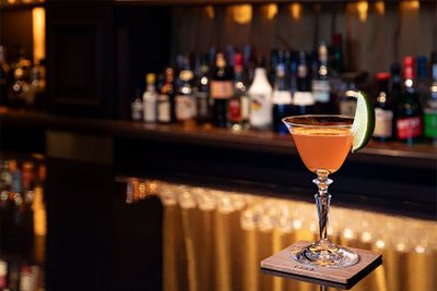 バー「Oak」でオリジナルカクテル「東京駅」を。鏡面仕上げのカウンターに反射するライトが美しい。