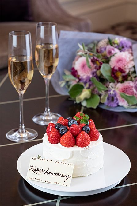 「アニバーサリーオプション」はケーキやフルーツ、シャンパーニュ、花束などから予算やお好みに応じてオーダー可能。写真はいちごのショートケーキ 3号 4,830円、シャンパーニュ 19,800円、花束 11,330円。