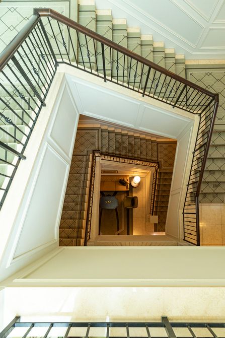 客室とアトリウムをつなぐ回り階段。