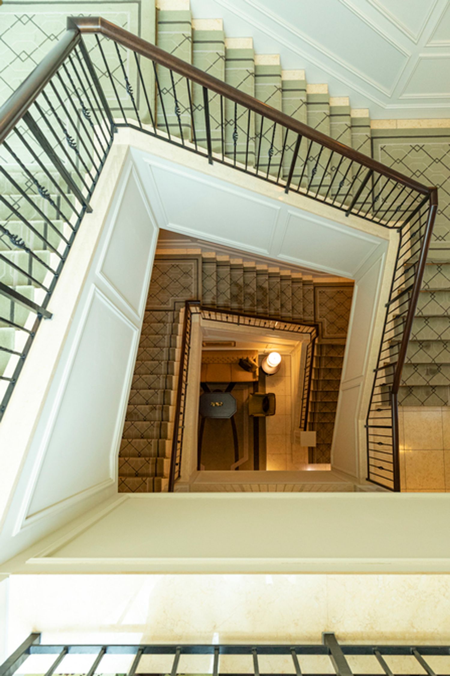 客室とアトリウムをつなぐ回り階段。