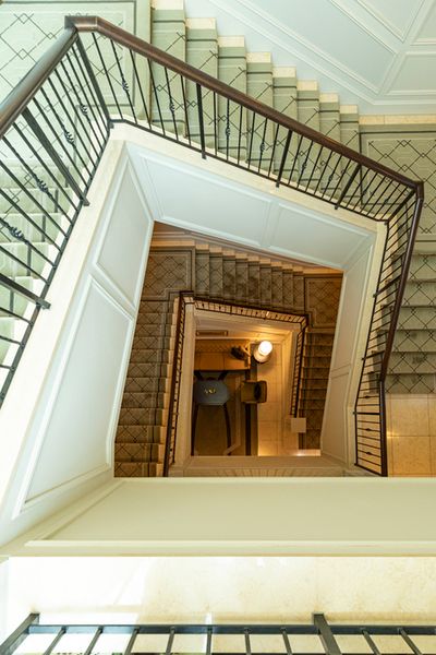 客室とアトリウムをつなぐ回り階段。