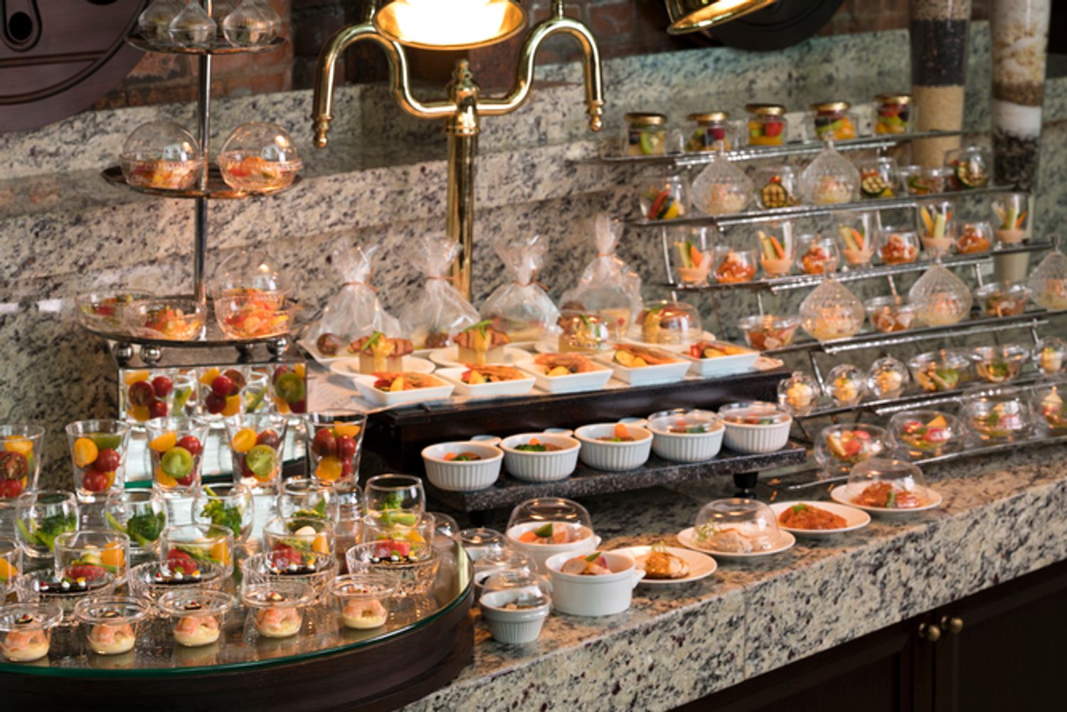 彩り豊かな朝食ブッフェの料理。取りやすいよう、ひとつずつ小皿に盛られている。