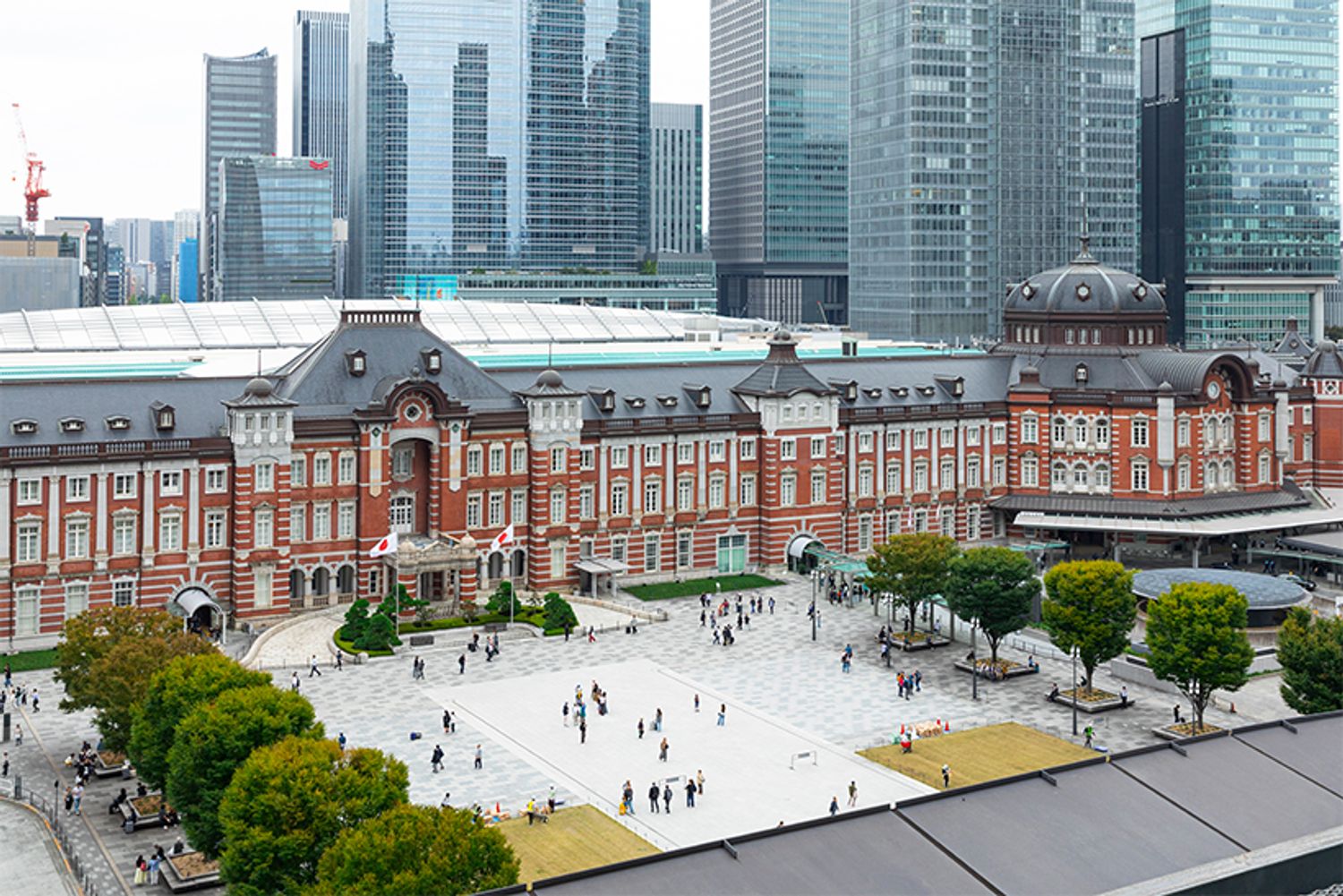 赤レンガ構造が美しい東京駅丸の内駅舎。第二次世界大戦後、一時2階建てになったが、2007年からの保存・復原工事を経て、創建当時の姿に甦った。