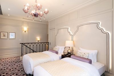 「メゾネットツイン」の2階ベッドルーム。階段手すりにもモダンな装飾が施されている。