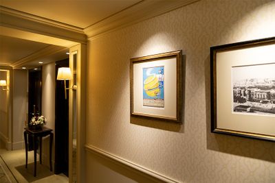 かつて実在した、東京-パリ間を14日間かけて巡る鉄道切符のポスターが飾られる。