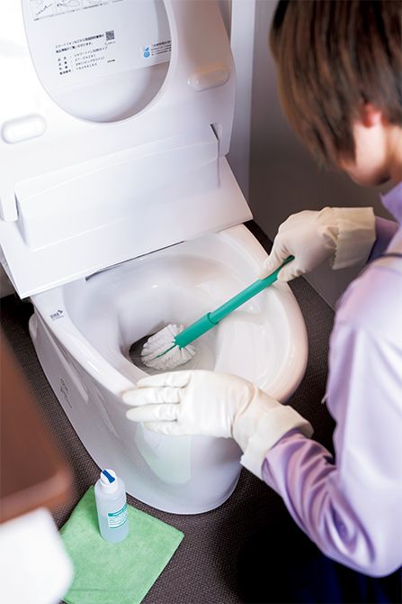 トイレの便器は縁の汚れもこすり落として、すっきりと。壁や床まできれいにして終了です。