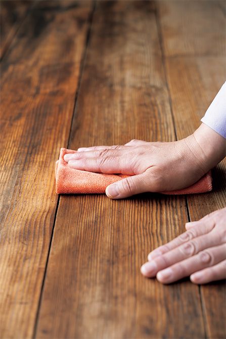 そして、固く絞ったクロスで拭き掃除。広縁も同様の手順で水拭きをした後、乾いたクロスで拭き仕上げをしていきます。汚れが溜まりやすい板の間の溝まで丁寧に拭き上げます。