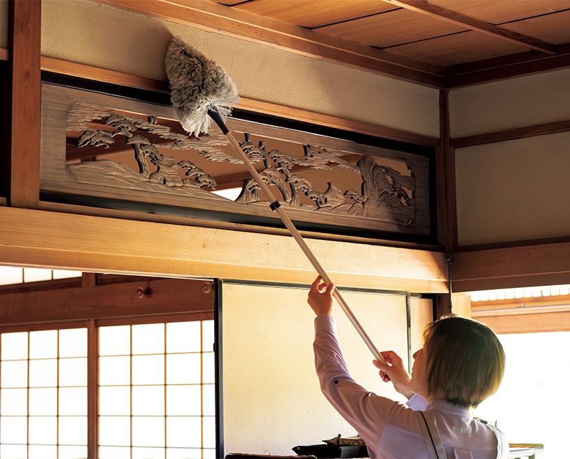 国産杉でつくられた繊細な欄間彫刻は、傷つけないよう細心の注意を払います。伸ばしたハンドルを回転させながら「抗菌エレクトロン」でやさしくホコリを除去した後、クロスで水拭き。