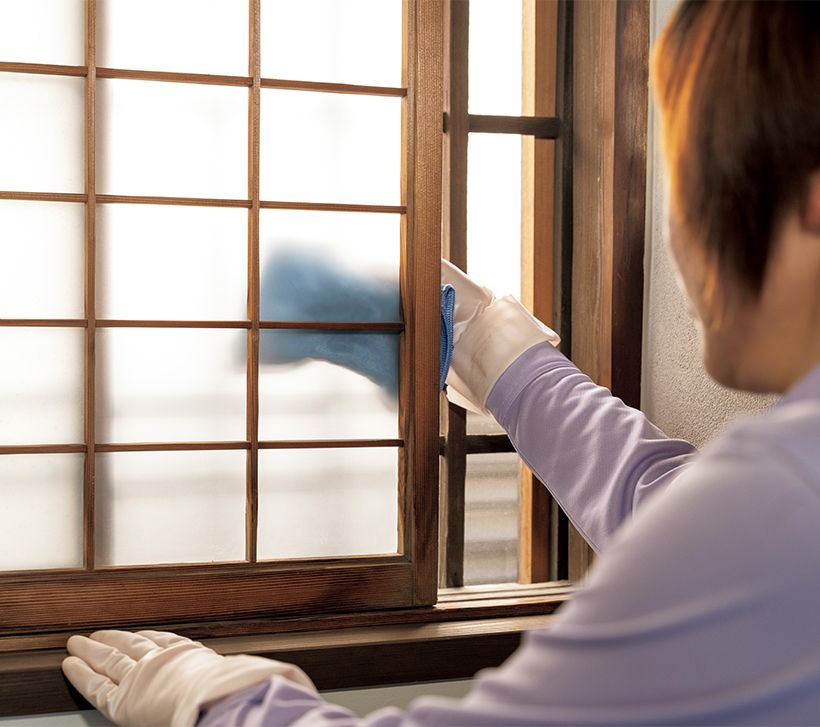 すりガラスの汚れは、ホコリや手アカ、水アカなどが主な原因。掃除方法としてはまずクロスで水拭きしてホコリを取り除き、汚れに応じて洗剤を使い、やさしくこすり磨き。その後、別のクロスで乾拭きをします。
