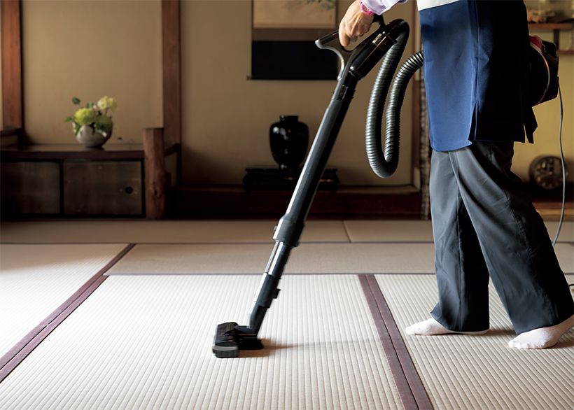 部屋のホコリを取り除いた後、建具や調度品を傷めないよう、手で掃除機を持ちながら畳の目に沿って掃除機をかけます。