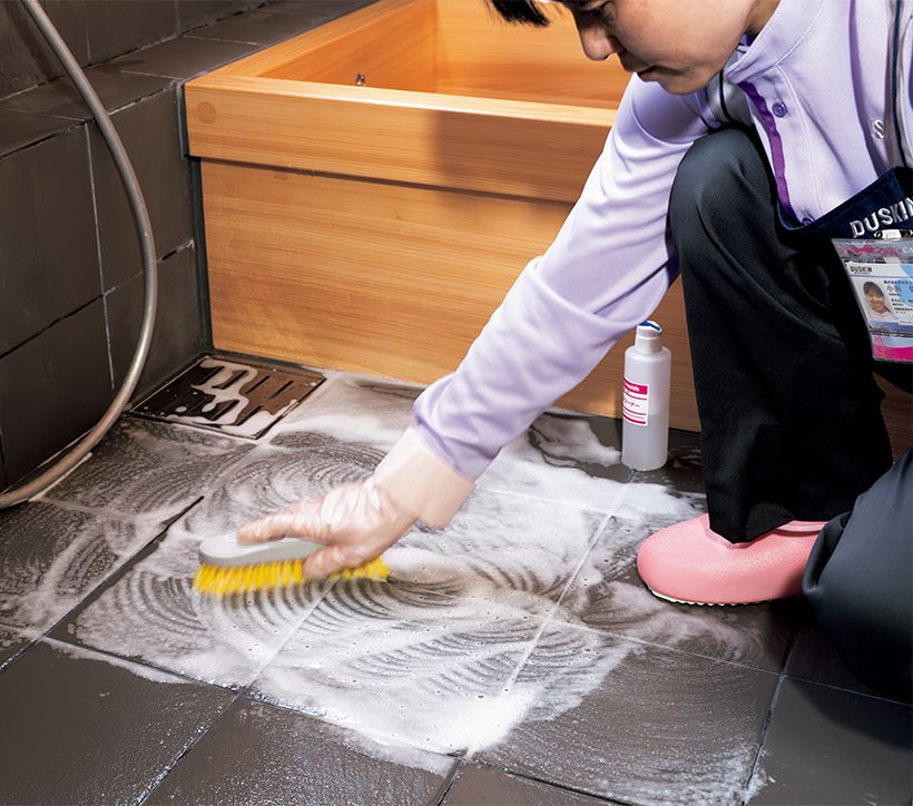 浴室床のカルキ汚れは、ブラシに洗剤をつけてこすり洗い。最初は中性洗剤、落ちなければ酸性洗剤と汚れの程度に合わせて洗剤を変えます。