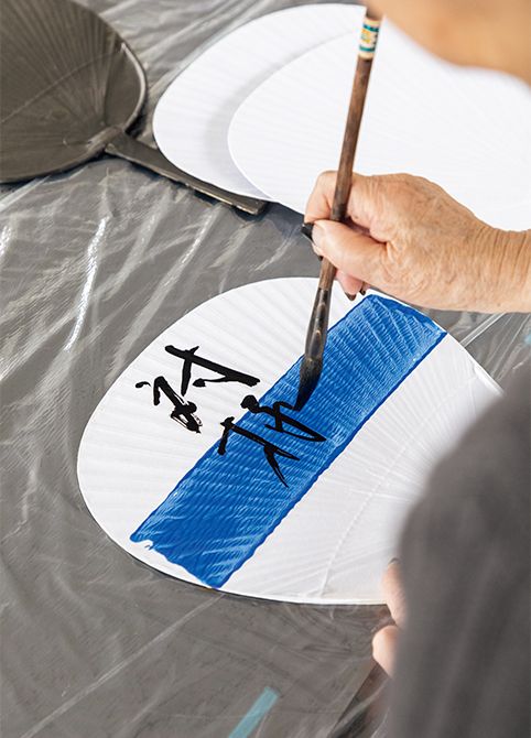 「言葉や色彩は、制作時の感性と心に任せています」。