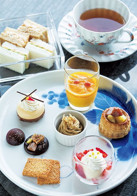 時間帯ごとに選りすぐりの飲み物やホテルメイドの軽食が用意され、ワンランク上のステイを 楽しめる。ティータイムのパティシエ特製スイーツなども人気。