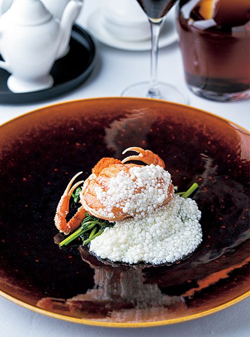 「星ヶ岡」のシェフが産地を訪れて厳選した旬の食材を、多彩な技で生かした料理で構成される期間限定の「口福食材ディナーコース」。