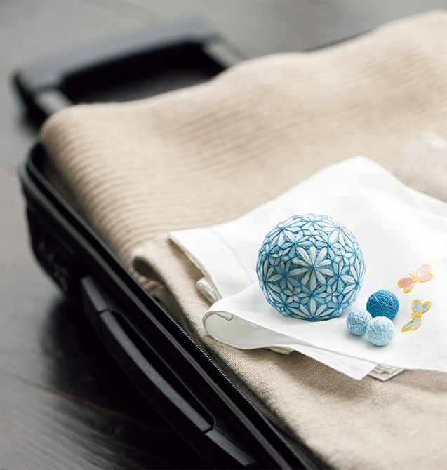  右・スーツケースに忍ばせて旅のお供にいかが？　客室のベ ッドサイドに置けば、 心地よい香りのイン テリアに。