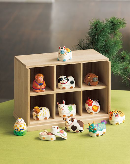 どの干支の表情もユーモアたっ ぷり。箱の上にいるのは令和8 年の干支である「午うま」。張子筥はこ には赤ちゃんの乳歯など記念の 宝物をしまうのも素敵。（筥の 中のお菓子は含まれません）