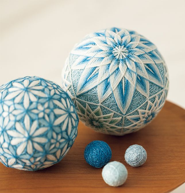 ブルーを基調に 白やグリーンでかが った「吉祥・香手ま り」。ブルーの糸は 藍から、グリーンの 糸は藍と刈安を重ね 染めして作られる。 右・スーツケースに 忍ばせて旅のお供に いかが？　客室のベ ッドサイドに置けば、 心地よい香りのイン テリアに。