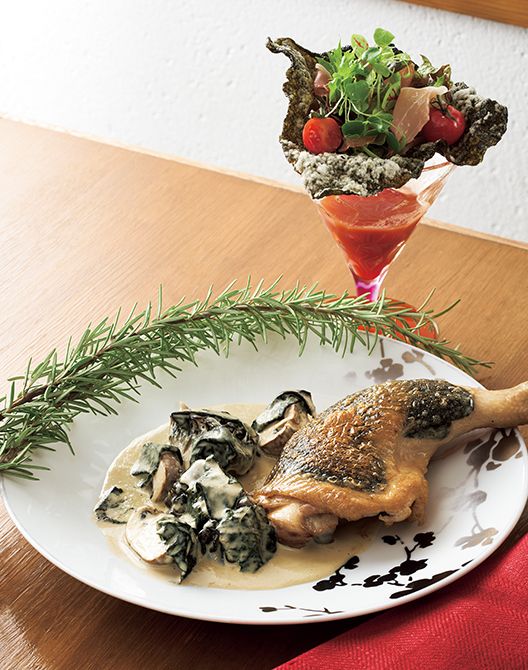 （奥）板海苔のカリカリ揚げ サラダグルマンド　（手前）骨付き鶏もも肉のロースト 海苔マッシュルームソース