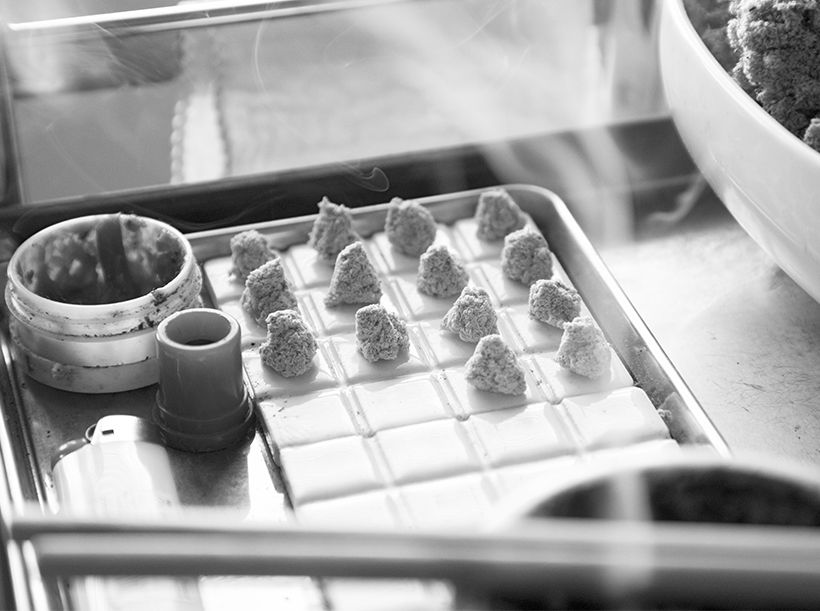 艾（もぐさ）を円錐形に固めた知熱灸がトレイに並ぶ。