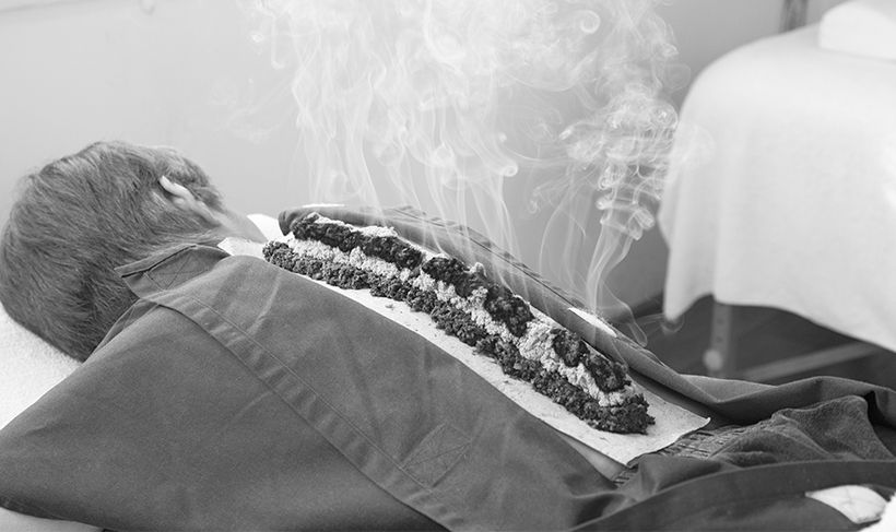 独特の方法で行う生姜灸。しょうがの湿気を通して体の深部に熱がじんわり届く。