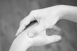 手や腕、肩まわりの緊張をゆるめて耳鳴りを軽減。スキマ時間でできる3つのセルフケア