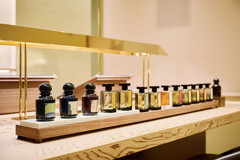 調香師が自由な発想で生み出す香りの数々が並ぶ。