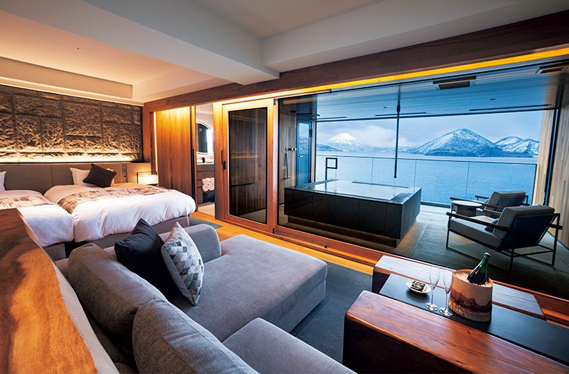 スイートルームの一例。木や石など 自然素材を生かした空間が特徴。全 室レイクビューの展望風呂を備えて いるので、時間によって変わりゆく 自然の景色をじっくり堪能できる。 79