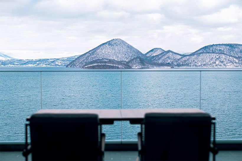 朝食は和洋折衷。客室のテラスで湖に浮かぶ中島を目の前にしながらいただけるのが人気だ。冬には雪景色が風情を漂わせる。