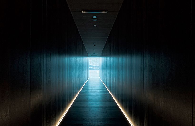 長いエントランスを抜けた先に、洞爺湖の風景が目前に現れる演出は感動的。