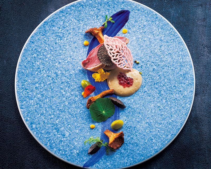 ディナーコースの前菜より「洞爺湖中島の散策路」。フランス産小鳩をはじめ、隣町の伊達産きのこなどを使う彩りも豊かなひと皿。