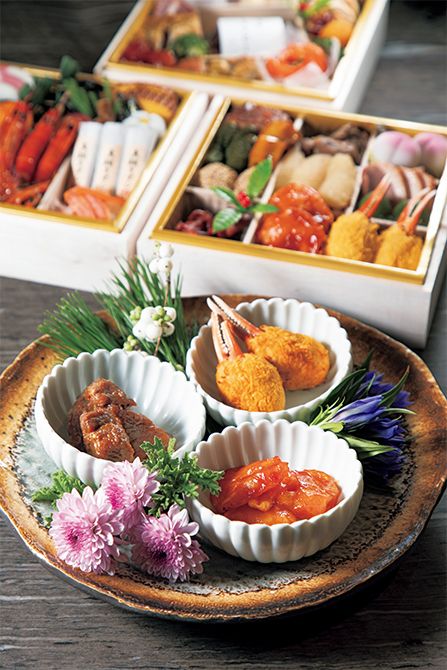 「おせちによっては、お重から出して温めてから器に盛り替えるだけでよりおいしく、見た目も美しくなります」と杉山さん。花や松をあしらって華やかに。