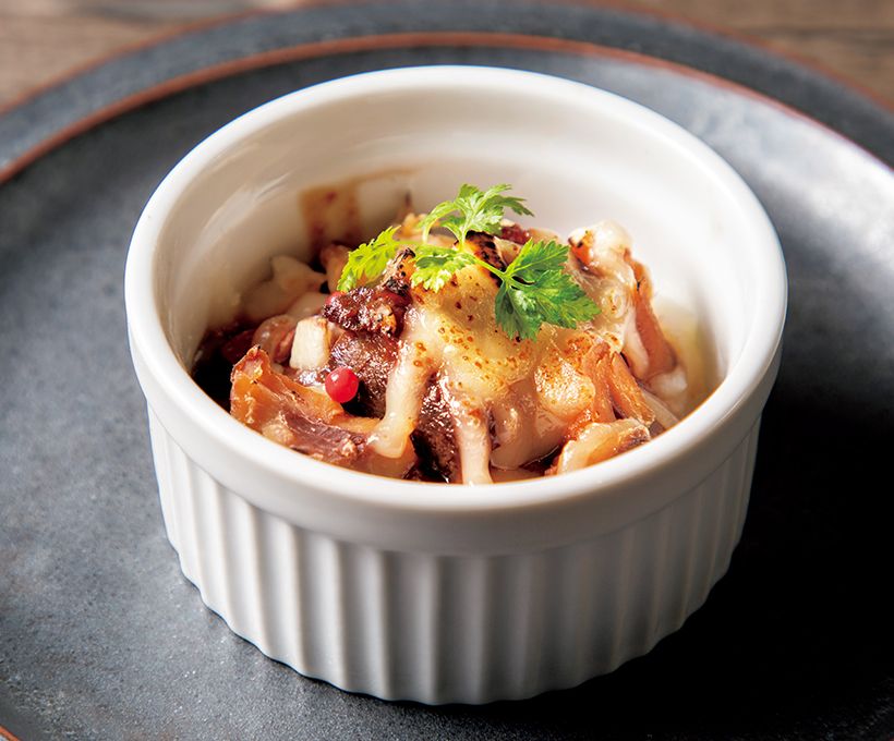 ビーフシチューを中心にマッシュポテトや栗などを合わせ、チーズをのせて焼き上げて、フランスの家庭料理風に。