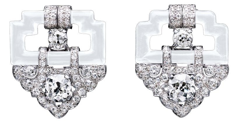 カルティエ作、ダイヤモンドとロック・クリスタルのダブルクリップブローチ。クリップを一つでも二つ一緒にでも自由に着けられるという発想も新鮮。1930年頃、フランス