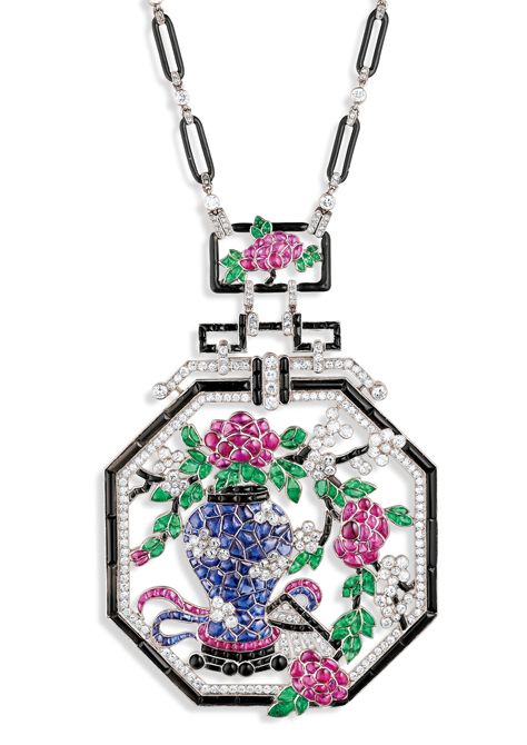 《ロングネックレス》1924年（Pt、エメラルド、ルビー、サファイア、オニキス、エナメル、ダイヤモンド）ヴァン クリーフ＆アーペル コレクション　© Van Cleef & Arpels『 永遠なる瞬間　ヴァン クリーフ＆アーペル ― ハイジュエリーが語るアール・デコ』より