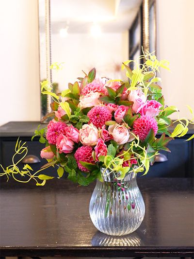 お義母さんからお嫁さんへ、入籍祝いの贈り花です。バラの‘ルージュベリー’と‘マロンフォレスト’、ダリア‘サックルピンク’をメインに、紅葉ヒペリカム‘マジカルチャーム’、リキュウソウ‘来夢’、スペアミントを加えて束ねました。リキュウソウの優しいラインがブーケの表情を豊かにしてくれます。