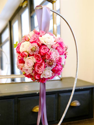 東京から広島に嫁ぐ娘さんに、お母様から結婚式のボールブーケをプレゼント。バラの‘ローズシノ’と‘マイネリーベ’、‘カワイーノ’を選び、ふりふりの花がかわいらしいスカビオサ‘ハルル’、ベル型のクレマチス‘天使の首飾り’をアクセントに加えました。色がよくのったピンクの濃淡がとてもあでやかで、エレガントさを感じさせます。