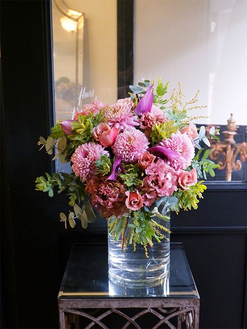 ご自宅に飾る秋らしい花をというオーダーをいただき、リシアンサス‘エグゼアンティークピンク’にマム‘セイオペラピンク’、バラ‘ジュリア’を集め、ボリューム感のあるブーケに束ねました。花形の異なるアンスリウム‘プレビア’をアクセントに選んでいます。アンティークな花色が暗く見えないよう、明るい葉色のアカシア‘オーレア’をブーケの外側にたっぷりあしらっています。