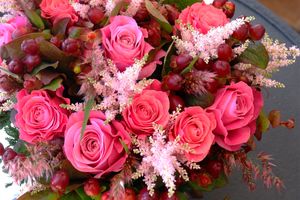 大切な人への贈り花に。色彩豊かなピンクの花を使った、秋のフラワーアレンジ10選