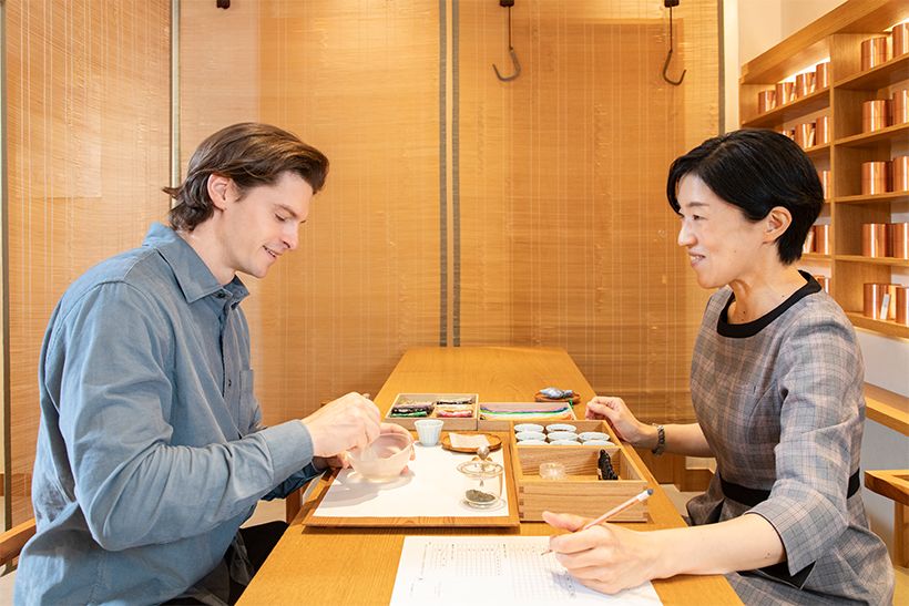 「調香コース」をご指導いただいたのは、「香十 銀座本店」の馬越正子さん。