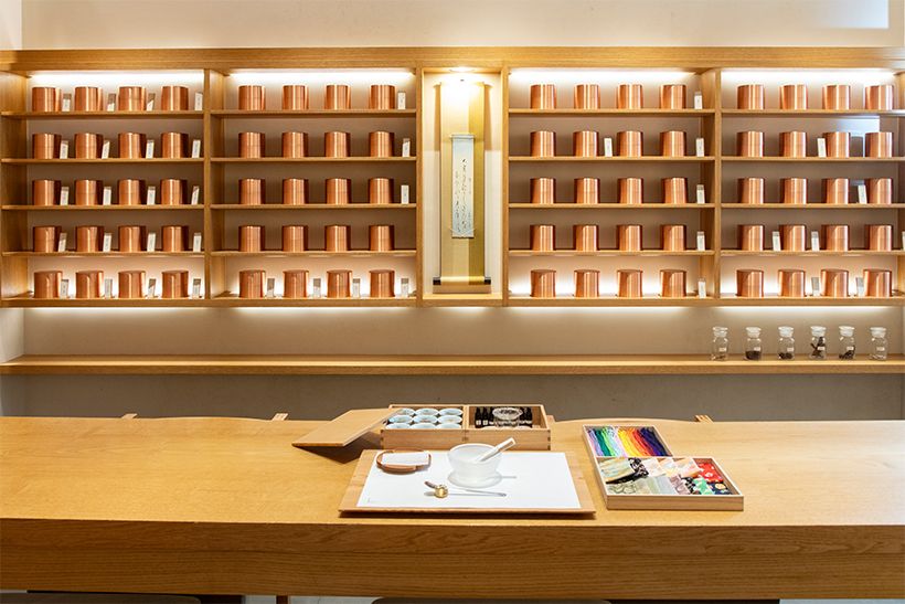 貴重な香木が銅筒に収められた圧巻のカウンター。