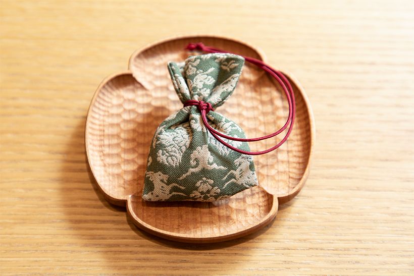 好みの香袋と組紐を選んで。