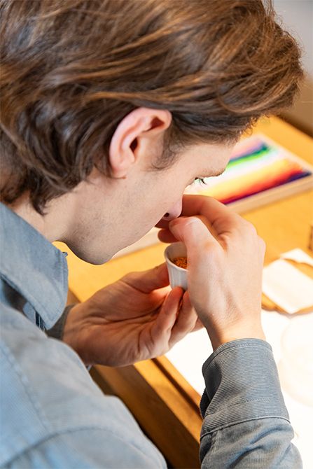 刻み香料を扱う村雨さんの手元に、香道で得た優雅な所作が映し出されます。