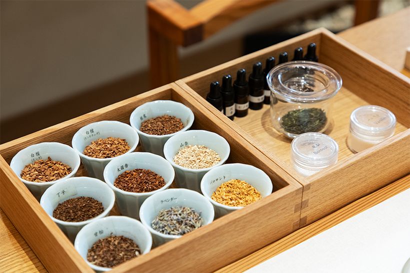 調香に用いる刻み香料は、産地の異なる2種類の白檀や桂皮、丁子、甘松など計9種類。そのほかに液体香料や結晶香料が揃います。