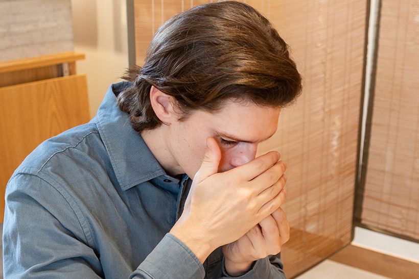 「香十 銀座本店」にて、香料を聞く姿も堂に入った村雨さん。