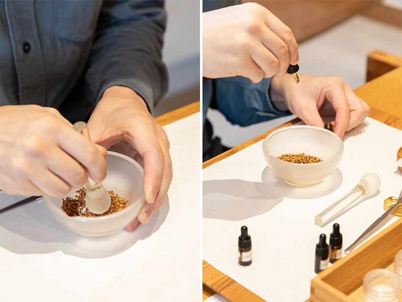 「摺りつぶすことで香りが引き出されるようですね」と村雨さん。庭木で扱うことの多い蜜柑の液体香料も加えていきます。