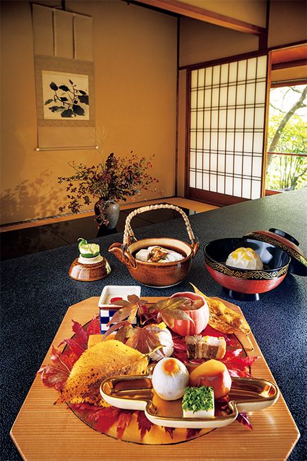 「料亭浮月」の会席料理より。手前から、組肴、土瓶蒸し、菊花かぶの菊花あんがけ。