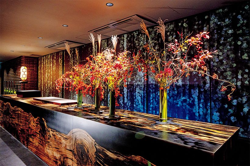 「浮月花寮」内の長さ7メートルカウンターは、約2000年前の神代杉にレジンを流し込んだもの。