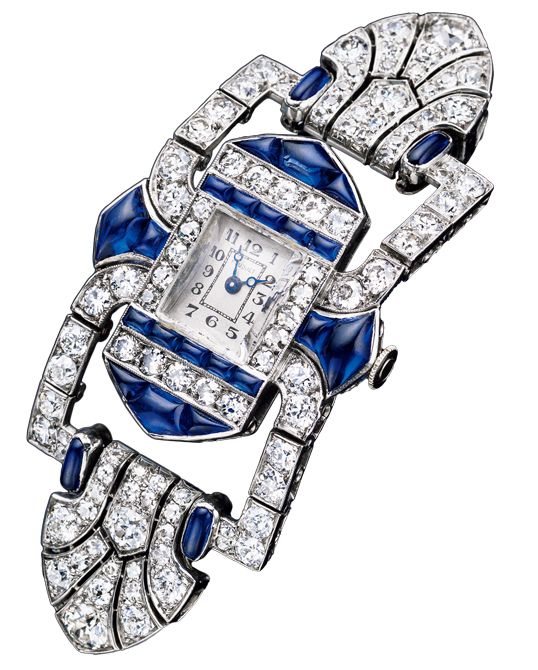 フーケ作のリストウォッチ。男性用の時計にも見える、角が鮮明な四角の繰り返しが特徴的なデザイン。ムーヴメントはヴェルジェ作。1920年頃、フランス