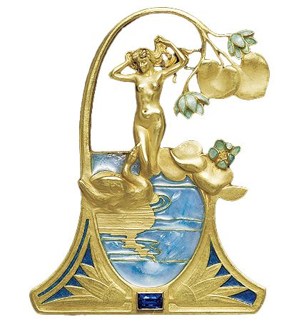 エナメルを施したゴールドの睡蓮のフレームの中に長く編んだ髪を乾かしている女性の裸像が収められたブローチ。女性は足もとのプリカジュールによる青い池に浮かぶハクチョウを見つめており、ハクチョウは嘴（くちばし）を彼女のほうに向けて近づいている。フレームの基底部には、2本の睡蓮の間にダーク・ブルーのサファイアがあり、長方形の縁飾りに囲まれている。ルネ・ラリック作。1898年頃、フランス
